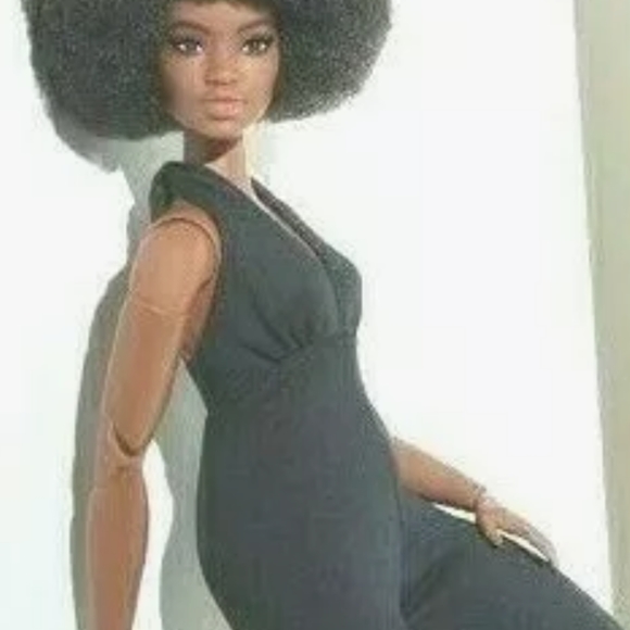 SOLD OUT Barbie Signature Looks Doll - Picture 5 of 13